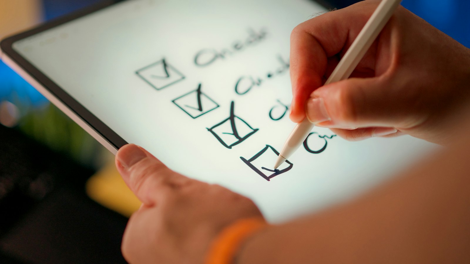 Een hand vinkt punten af op een checklist